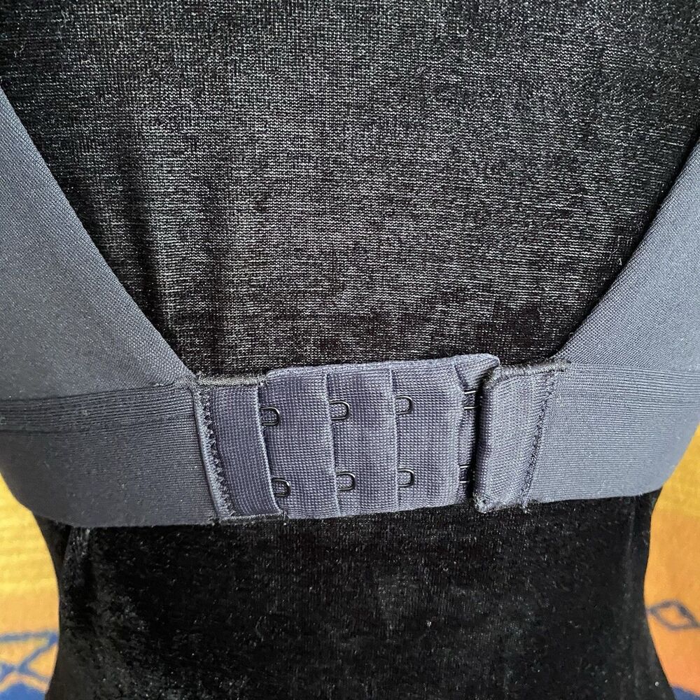 Under Armor Eclipse High Impact Sports Bra. Size 34C. Padded. Adjustable. - Picture 8 of 11